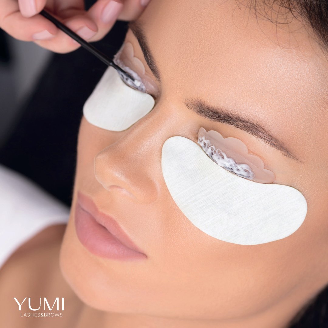 yumi lashes lash lifting with lash lifting solution on lashes